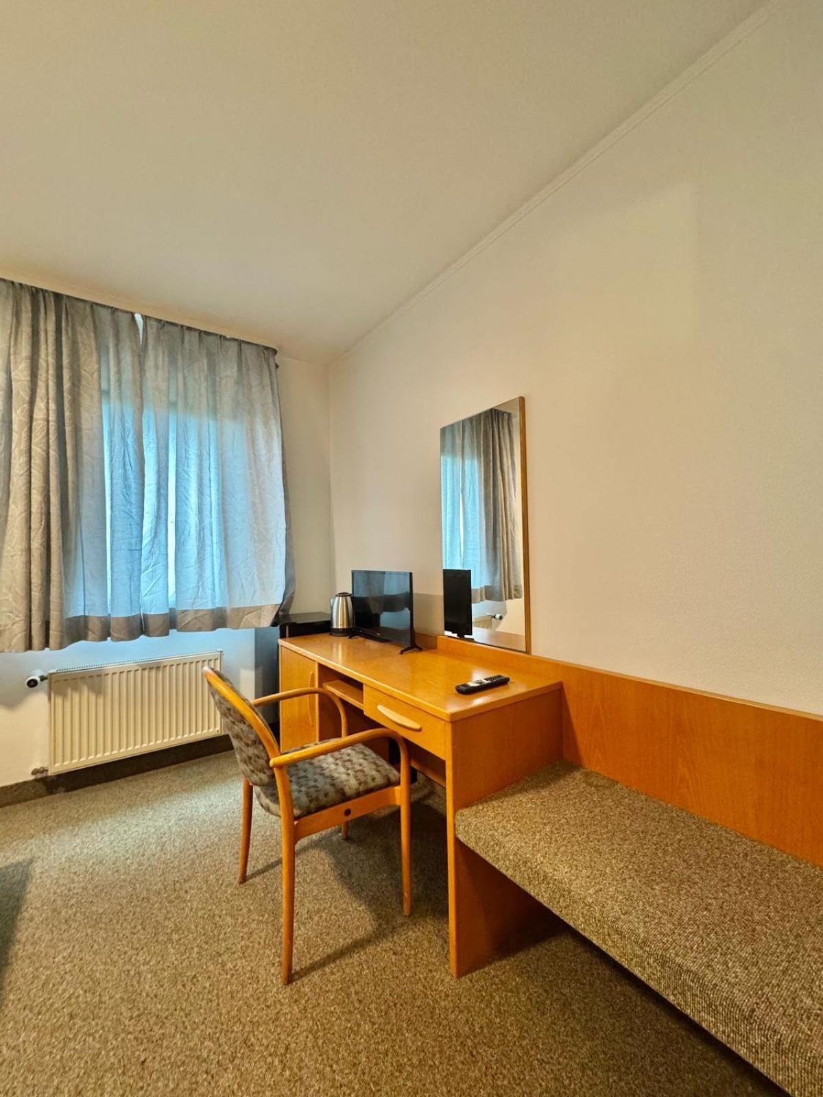 Ar Airport Hotel Russelsheim Bagian luar foto